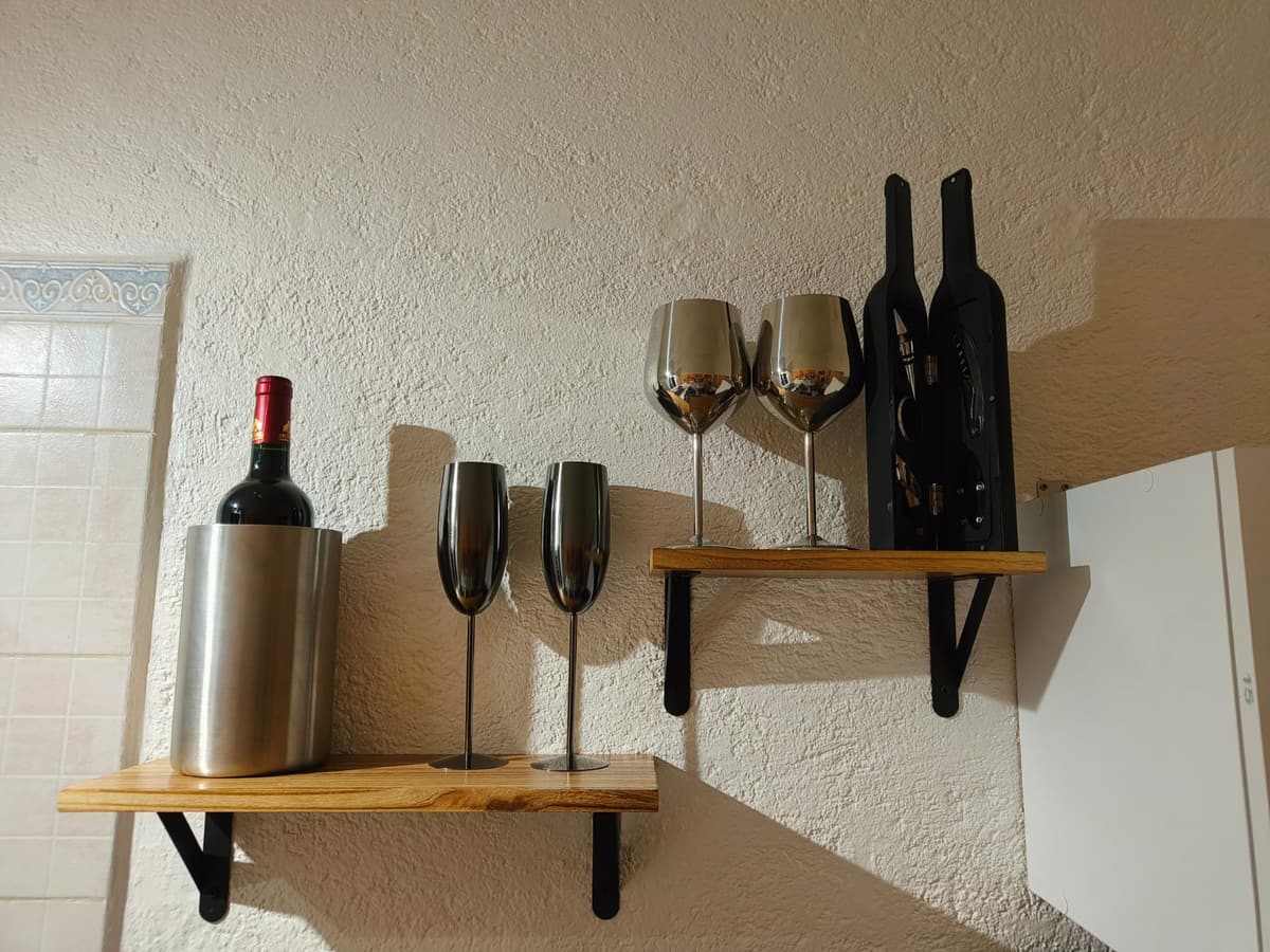 Repisas con hielera, botella de vino, copas de acero y set de sacacorchos